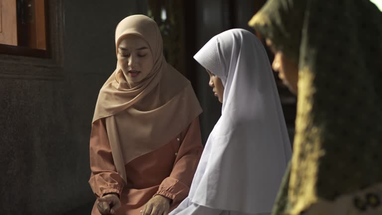 4K Muslim Woman Teaching Muslim Girls To Praying In Mosque