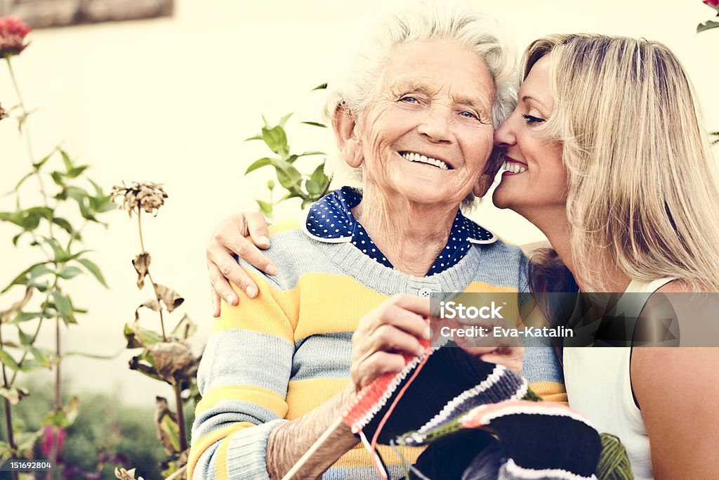 Пожилые женщина Вязать - Стоковые фото Бабушка роялти-фри