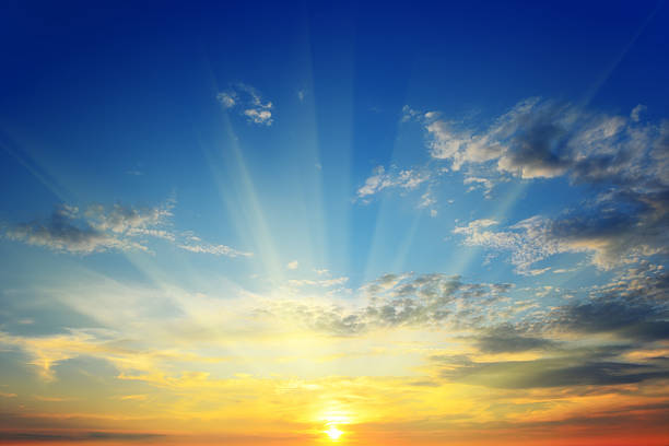 sonne über dem horizont - dramatischer himmel stock-fotos und bilder