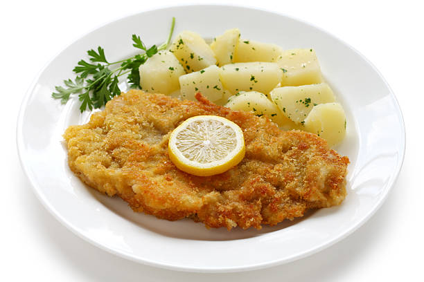 wiener schnitzel, cotoletta di vitello - viennese schnitzel foto e immagini stock