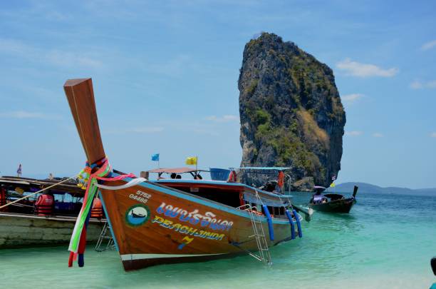 barche tradizionali a coda lunga nell'isola di ko poda, tailandia - wreck recreational boat nature mode of transport foto e immagini stock