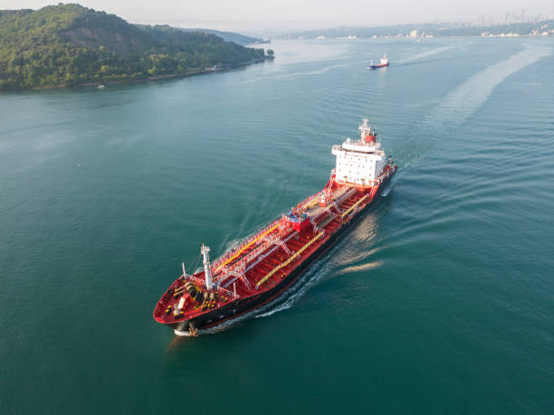 イスタンブールボスポラス海峡で輸送中の液体ばら積み貨物を搭載した空中写真タンカー船。