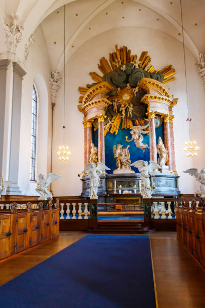 интерьер церкви спаса в копенгагене, дания - denmark indoors church angel стоковые фото и изображения