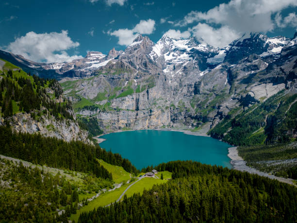 オエシネン湖からのスイスの風景 - european alps mountain beauty in nature oeschinen lake ストックフォトと画像