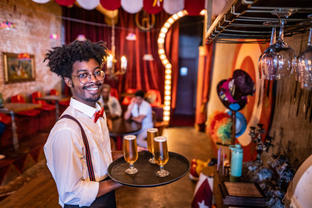 retrato de um garçom carregando bebidas em um restaurante - beer glass mustache beer color image - fotografias e filmes do acervo