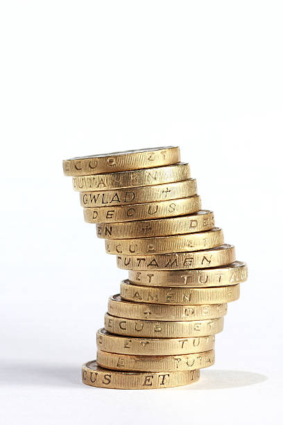 pila di monete - british currency pound symbol currency stack foto e immagini stock