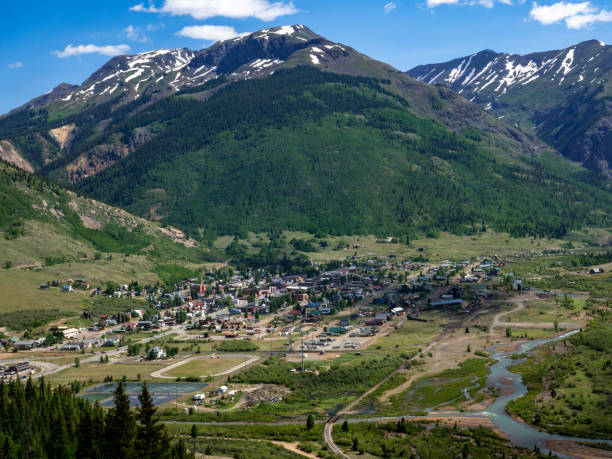 vista distante da cidade do alto de silverton, colorado, nas montanhas de san juan. - silverton colorado - fotografias e filmes do acervo