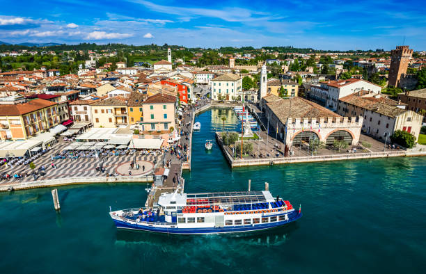 casco antiguo y puerto de Lazise en Italia - foto de stock