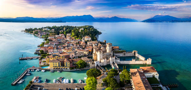 casco antiguo y puerto de Sirmione en Italia - foto de stock