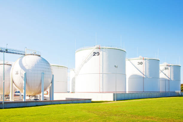 refinaria de petróleo e tanques de armazenamento de petróleo - fuel storage tank storage tank oil industry warehouse - fotografias e filmes do acervo