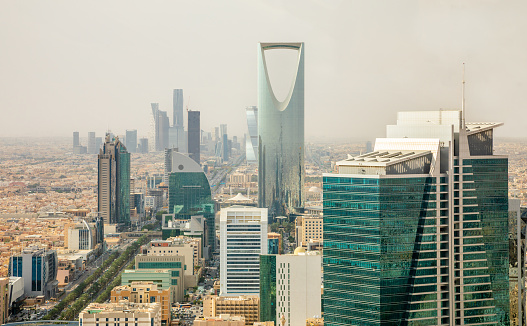 Panorama aéreo del centro de la ciudad de Riad con rascacielos del distrito central de negocios de Al Olaya, Al Riyadh, Arabia Saudita photo