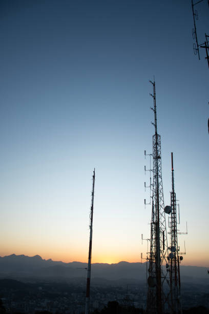torres de antenas de telecomunicaciones de radio y televisión con puesta de sol parabólica o amanecer en mountain city retrato de fondo - uhf fotografías e imágenes de stock