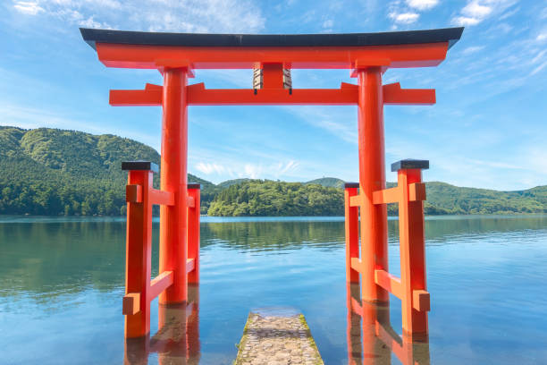 porte torii dans la porte du temple japonais au sanctuaire de hakone près du lac ashi - shintoïsme photos et images de collection