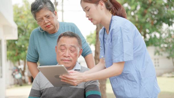Senior couples listen to physical therapists or orthopedic specialist doctor explains the health checkup program or methods and treatment process of illness, and physical therapy after recuperating in the hospital. Concept of healthcare, health insurance, retirement. las parejas mayores escuchan a los fisioterapeutas o al médico especialista ortopédico explicar el programa de chequeo de salud o los métodos y el proceso de tratamiento de la enfermedad, y la fisioterapia después de recuperarse en el hospital. jubilac