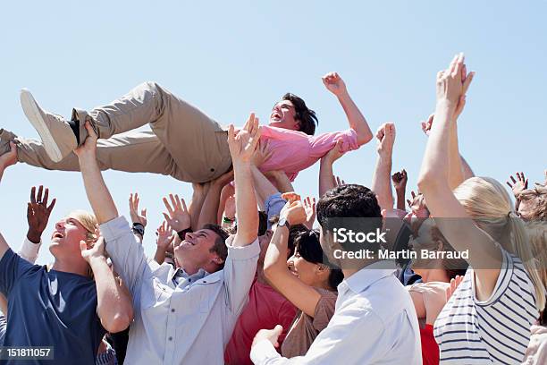 Photo libre de droit de Homme Être Porté Par La Foule banque d'images et plus d'images libres de droit de Être porté par la foule - Être porté par la foule, Foule, Soulever