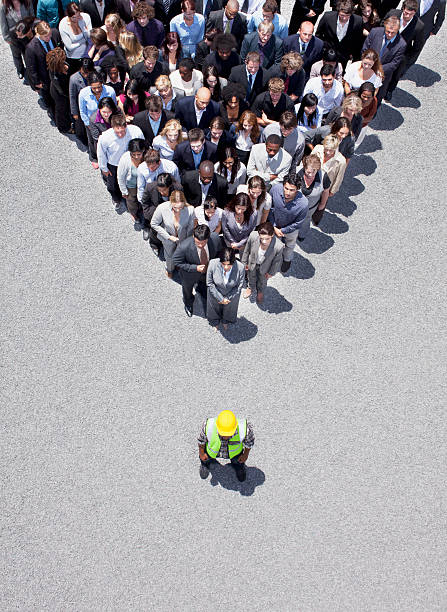 trabalhador da construção civil no ápex da pirâmide constituídos por pessoas de negócios - engineering business white collar worker construction imagens e fotografias de stock