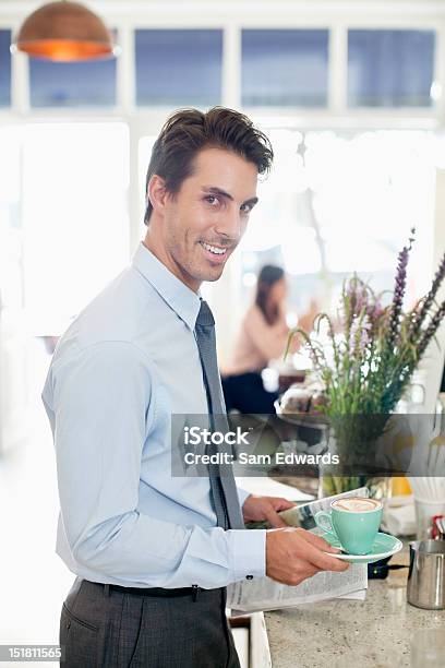 Photo libre de droit de Portrait De Souriant Homme Daffaires Avec Café Et Journal Dans Le Café banque d'images et plus d'images libres de droit de 20-24 ans