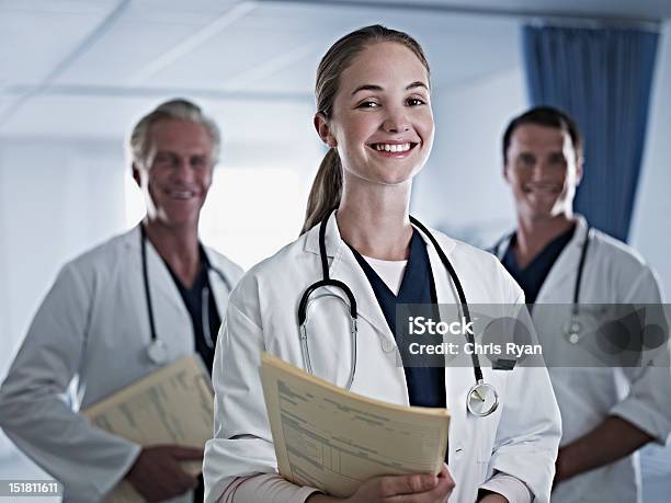 Retrato De La Sonriente Médicos De Retención De Registros Médicos En Un Hospital Foto de stock y más banco de imágenes de 25-29 años