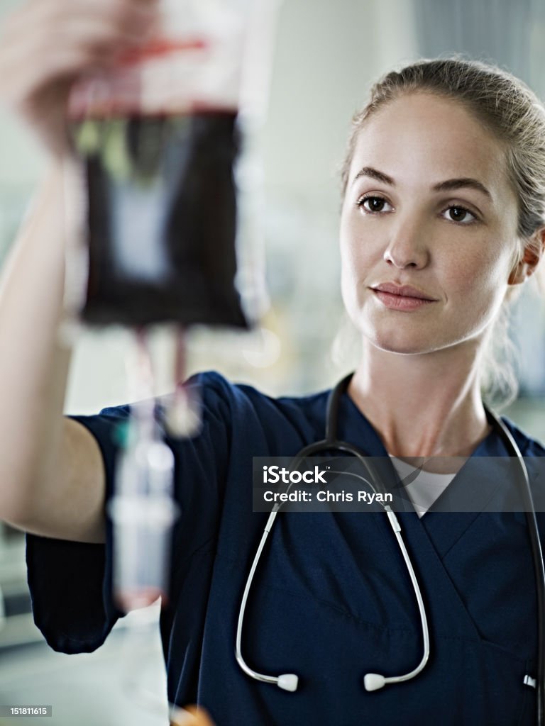 Krankenschwester Überprüfung Blutkonserve - Lizenzfrei Blutspende Stock-Foto