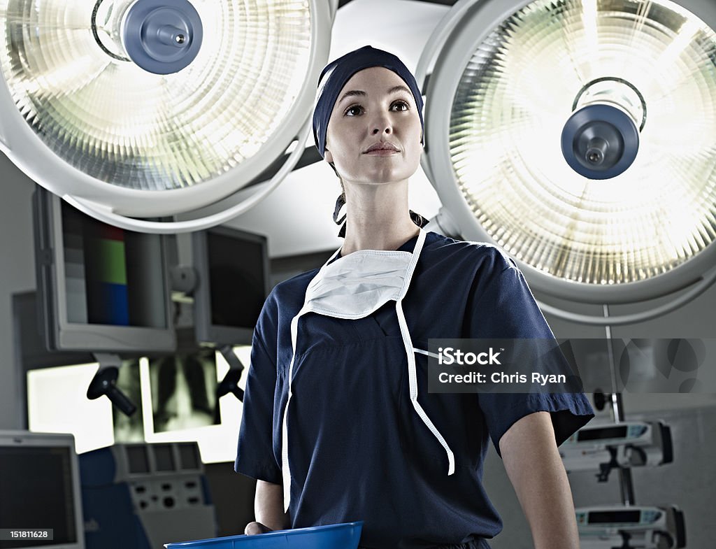 Portrait de confiance Infirmière sous les lumières de chirurgie - Photo de Chirurgien libre de droits