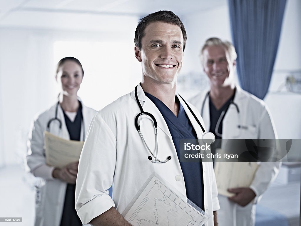 Ritratto di fiducioso dei medici in ospedale camera - Foto stock royalty-free di Medico