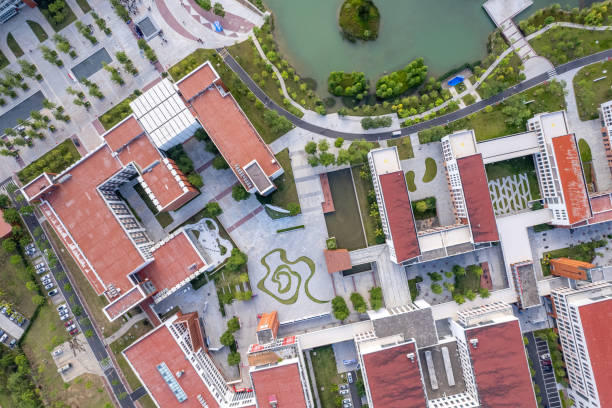 vista aerea verticale dell'edificio del complesso di uffici - art museum art university entertainment foto e immagini stock