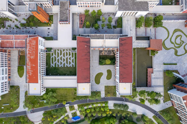 vista aerea verticale dell'edificio del complesso di uffici - art museum art university entertainment foto e immagini stock
