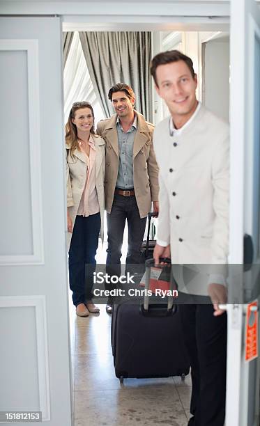 Portret Bellman Otwarcia Drzwi Z Pokoju Hotelowego Para - zdjęcia stockowe i więcej obrazów Pokój hotelowy