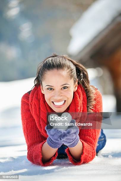 Retrato De Mulher Sorridente Segurando Coração Em Forma De Bola De Neve - Fotografias de stock e mais imagens de Inverno