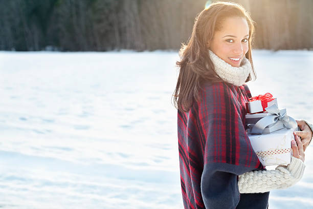 portret uśmiechnięta kobieta noszenia boże narodzenie prezenty w śniegu - beautiful women gift christmas zdjęcia i obrazy z banku zdjęć