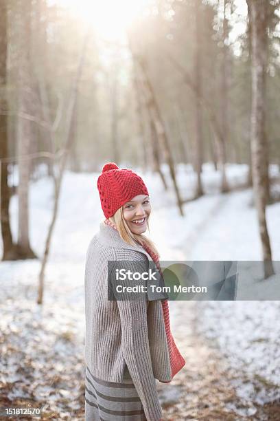 Portret Uśmiechnięta Kobieta Chodzić W Snowy Woods - zdjęcia stockowe i więcej obrazów Kobiety - Kobiety, Zima, Las