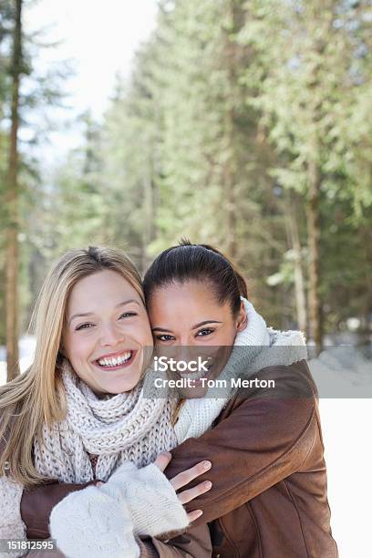 Retrato De La Sonriente Amigos Abrazándose En Madera Nival Foto de stock y más banco de imágenes de 25-29 años
