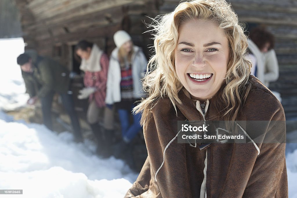 Portrait de femme souriante amis en arrière-plan - Photo de Hiver libre de droits