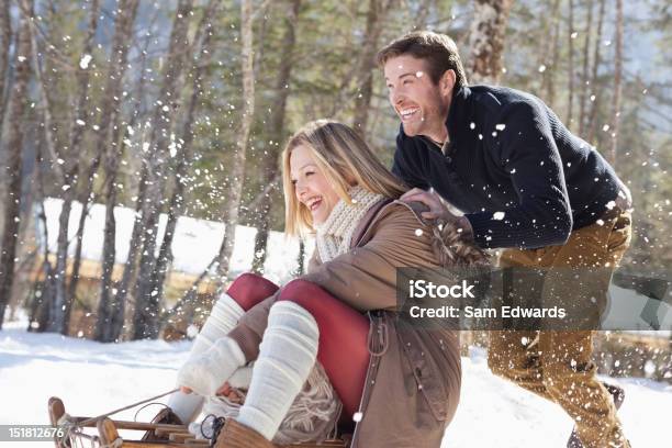 Foto de Casal Sorridente Trenó De Neve e mais fotos de stock de Inverno - Inverno, Trenó - Equipamento de recreação, Felicidade