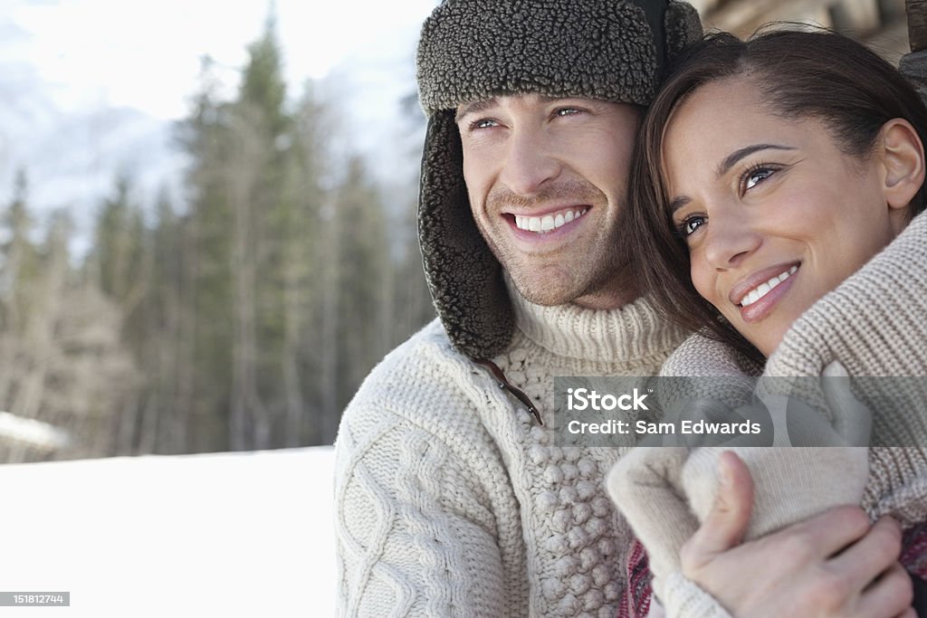 Zbliżenie Portret uśmiechnięta para w uścisku w śniegu - Zbiór zdjęć royalty-free (Zima)