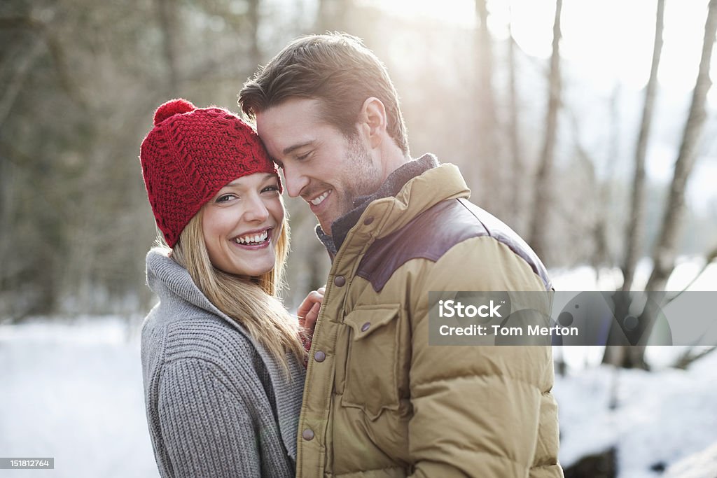 Retrato de casal sorridente em neve floresta - Foto de stock de 25-30 Anos royalty-free