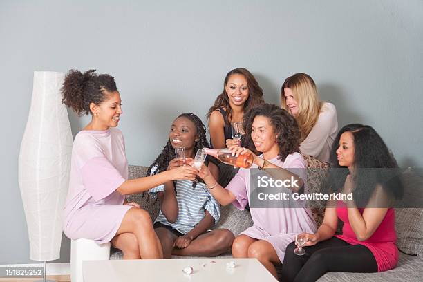Seis Mujeres Bebiendo Champán Junto Foto de stock y más banco de imágenes de Adulto - Adulto, Adulto joven, Afrodescendiente