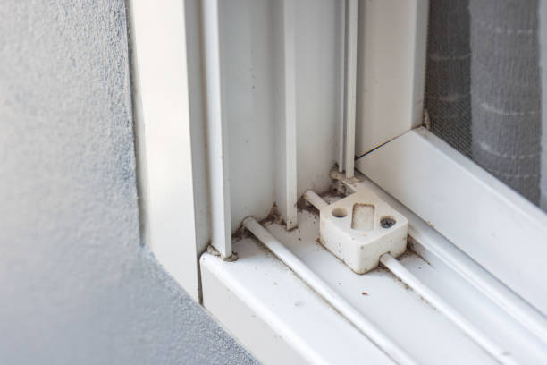 istock Dust on window sills and tracks corner,  these areas need cleaning. 1518321825