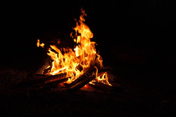 istock Silhouette of a campfire 1518436130