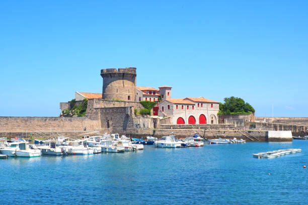 ciboure 만과 saint-jean-de-luz 만의 움푹 들어간 곳에 위치한 socoa는 중세 시대에 포경선이 떠난 작은 어항으로 요새의 삐걱 거리는 탑이 특징입니다 - st jean de luz harbor basque provinces france 뉴스 사진 이미지