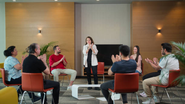 istock Mental health professional finishing group therapy session and clapping their hands 1518465843