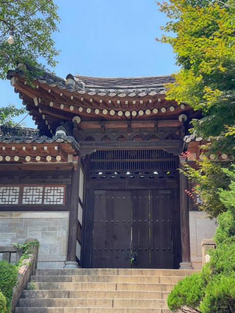 istock Old Seoul in Summer 1518599882