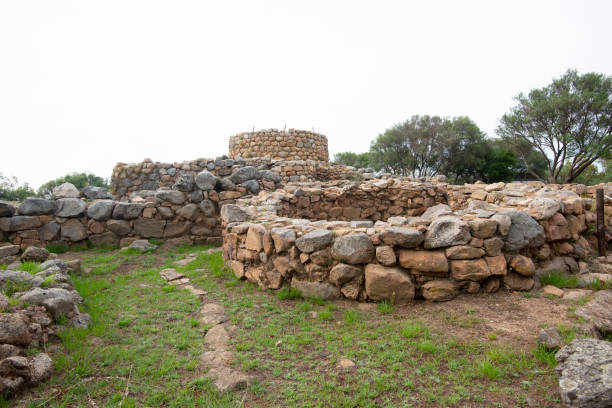 sitio arqueológico de nuraghe la prisgiona - edad de bronce fotografías e imágenes de stock