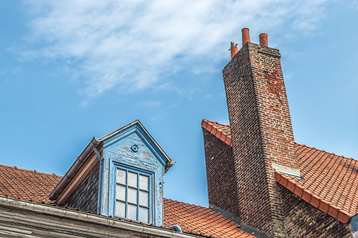 The city of Saint-Omer offers alignments of historic urban ensembles that give off a feeling of harmony. Its facades of yellow brick and stone catch the light