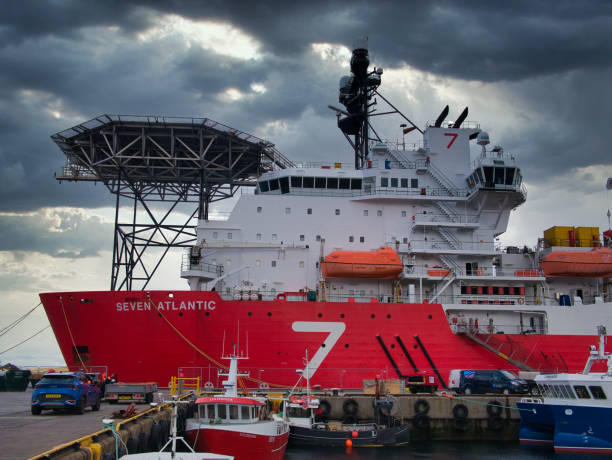 英国シェトランド諸島のラーウィックに係留された高度なダイビング船セブンアトランティックは、2010年に建造され、英国の旗の下で航行しているオフショア補給船です。 - lerwick nautical vessel shetland islands kingdom ストックフォトと画像