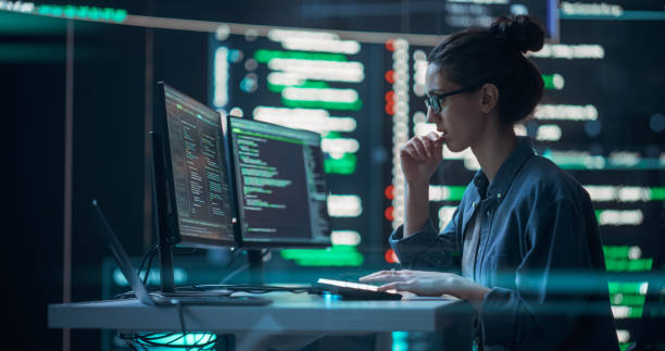 Female Developer Thinking and Typing on Computer, Surrounded by Big Screens Showing Coding Language. Focused Programmer Creating Software, Running Coding Tests. Futuristic Concept of Programming desarrolladora pensando y escribiendo en la computadora, rodeada de pantallas grandes que muestran el lenguaje de codificación. programador enfocado creando software, ejecutando pruebas de codificación. concepto futurista de programación