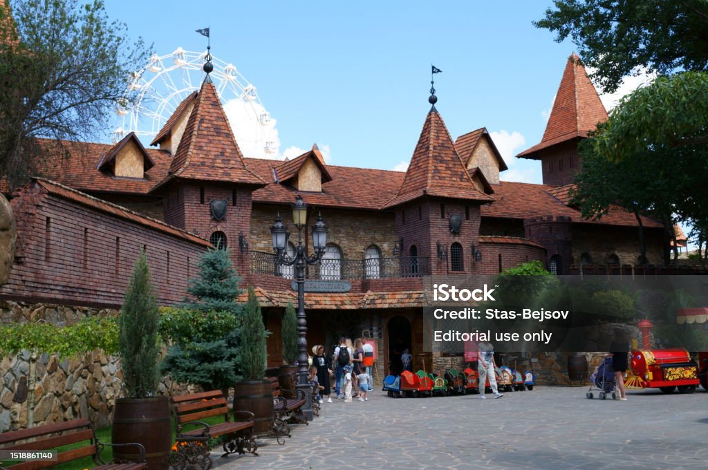 カメンスクシャフチンスキーロシア2023年7月公園の中央部にある城の眺め おとぎ話のストックフォトや画像を多数ご用意 おとぎ話