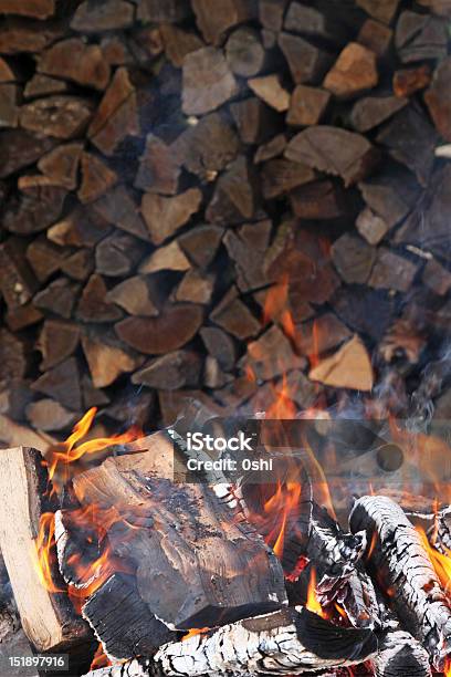 Palenie Drewno Opałowe - zdjęcia stockowe i więcej obrazów Drewno - Tworzywo - Drewno - Tworzywo, Drewno opałowe, Dym