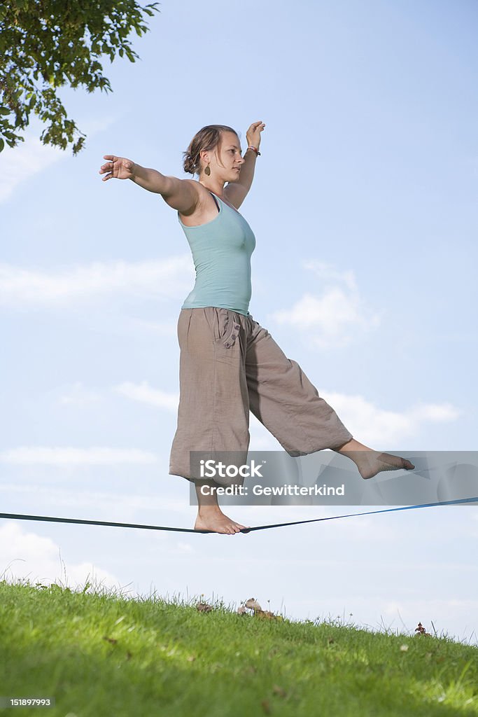 Слэклайн Series-молодая же�нщина в парке - Стоковые фото Женщины роялти-фри