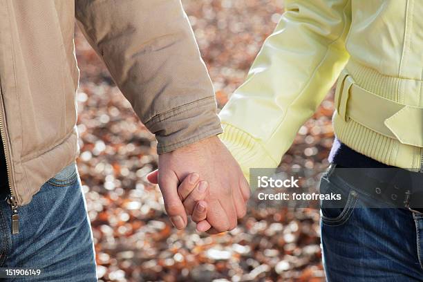 Foto de Segurando As Mãos e mais fotos de stock de 20 Anos - 20 Anos, Adulto, Amarelo